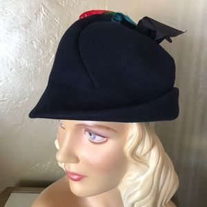 GLAMOROUS VINTAGE NAVY BOWLER HAT WITH PLEATED CROWN, GROSGRAIN BOW & FEATHERS